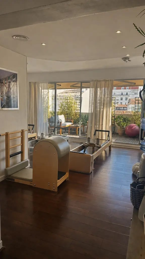 Studio 45 à Cannes : Barrel et Reformer face à la terrasse